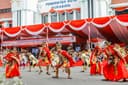 KAYA MAKNA: Para penari memadukan tarian tradisional dan modern dalam sendratari yang mengusung lakon Raden Sawunggaling pada peringatan Hari