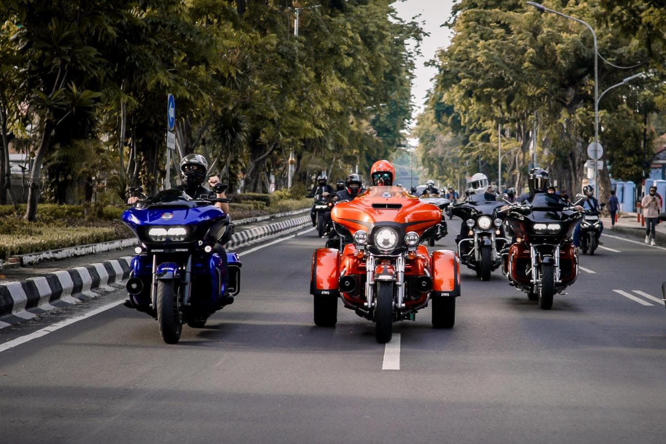 TETAP JAGA ETIKA: Anggota MBI melakukan touring dalam rangka Indonesia Marine Day di Surabaya. Night ride dan Sunmori menjadi agenda rutin komunitas yang baru saja merayakan ulang tahun ketiga itu.