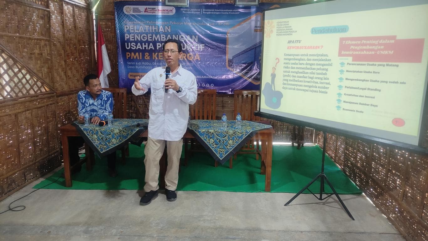 PEMBEKALAN: Direktur Kewirausahaan dan Pengembangan Usaha Produktif KP2MI Sukarman memberikan pelatihan pengembangan usaha produktif PMI dan keluarganya.