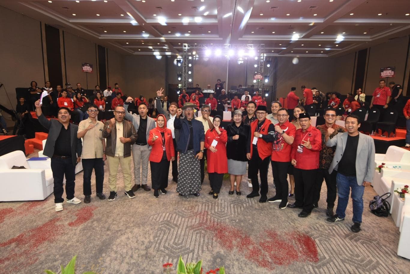 RAGAM MATERI: Para narasumber bersama jajaran pengurus DPD PDIP Jatim berfoto bersama di sela-sela RedTalks bertema ”Suara Muda Untuk Jatim Keren” di Dyandra Convention Hall, Surabaya pada Sabtu (22/11).