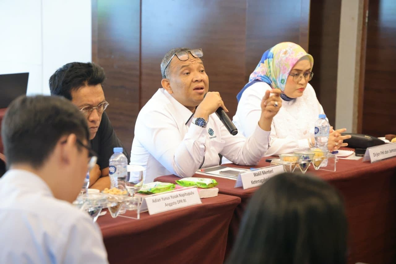 INGATKAN TRANSPARANSI: ) Afriansyah Noor (dua dari kanan)