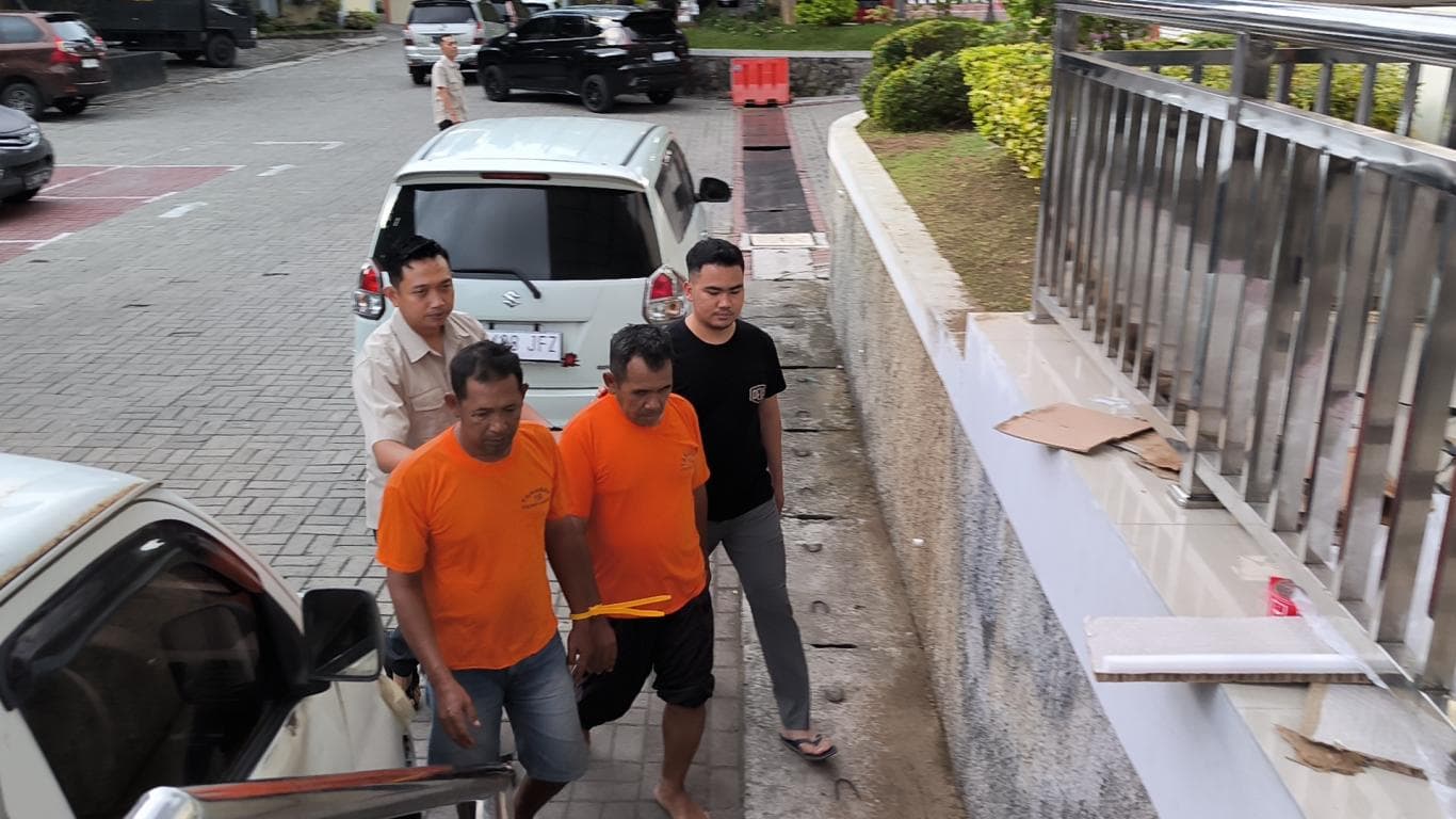 EMPAT KALI: Nur Cholis (kiri) dan Suladi dikeler petugas Satreskrim ke Mapolres Gresik pada Rabu (19/11). Keduanya diduga terlibat dalam serangkaian aksi curanmor di wilayah Kota Pudak.