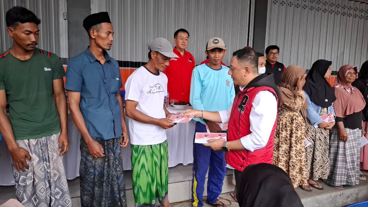 PEDULI: Wakil Ketua DPD PDIP Jatim Deni Wicaksono saat menyerahkan paket bantuan kepada warga terdampak erupsi Semeru di Dusun Sumbersari, Desa Supit Urang, Lumajang kemarin (24/11).