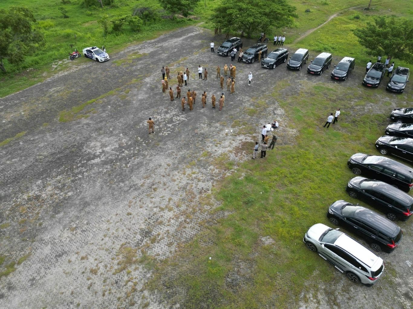 INI LAHANNYA: Tim Pemkab saat meninjau lahan calon Sekolah Rakyat baru di Desa Mriyunan kemarin (14/11). Lahan itu memiliki luas lebih dari 62 ribu meter persegi.