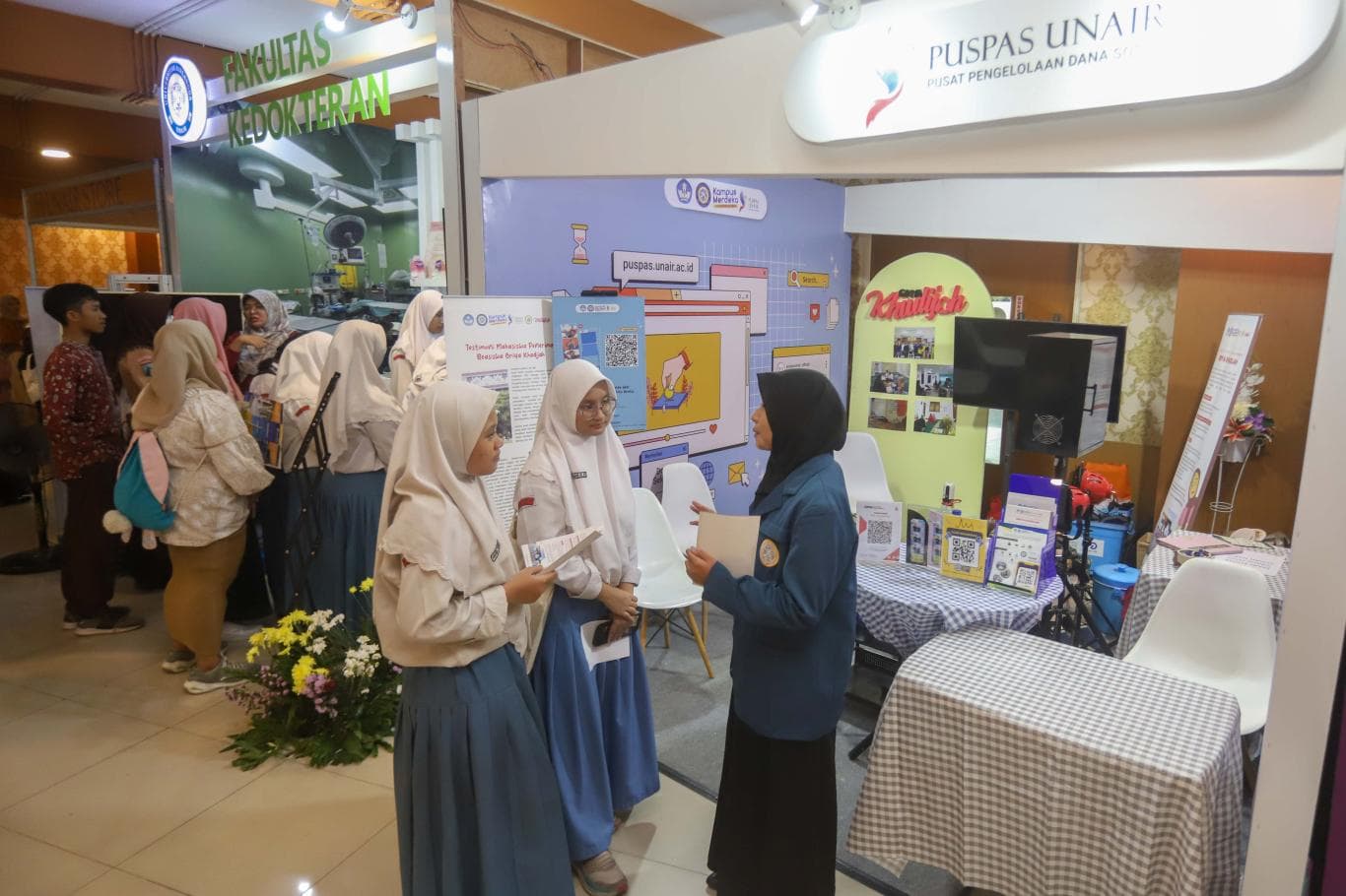 AKTIF BERTANYA: Siswa SMA berada di event Airlangga Education Center. Ini menjadi salah satu cara mencari informasi mengenai jurusan kuliah di Unair.