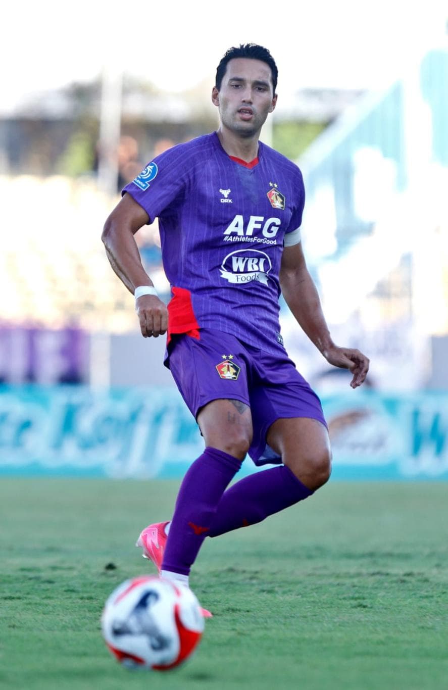 LEADER: Kapten Persik Kediri Ezra Walian siap memberikan yang terbaik untuk timnya nanti malam.