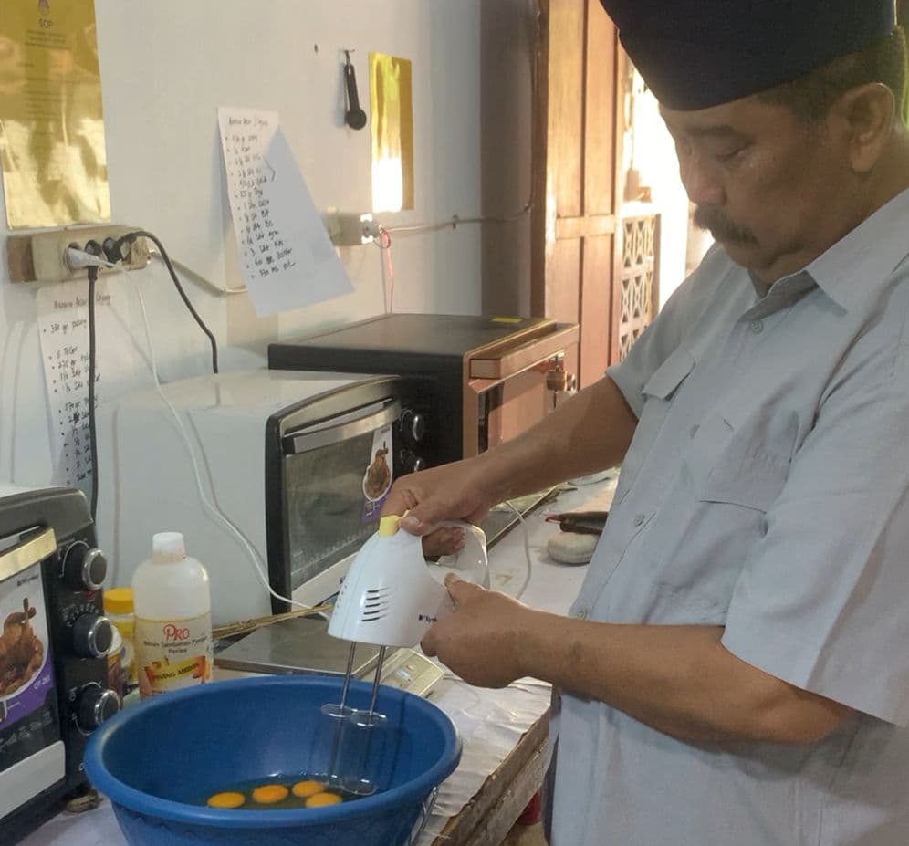 BELAJAR SENDIRI: Iswantiyo mixer telur untuk membuat bolu pisang. Dia mencoba hingga tujuh kali sebelum akhirnya menemukan komposisi resep yang pas.