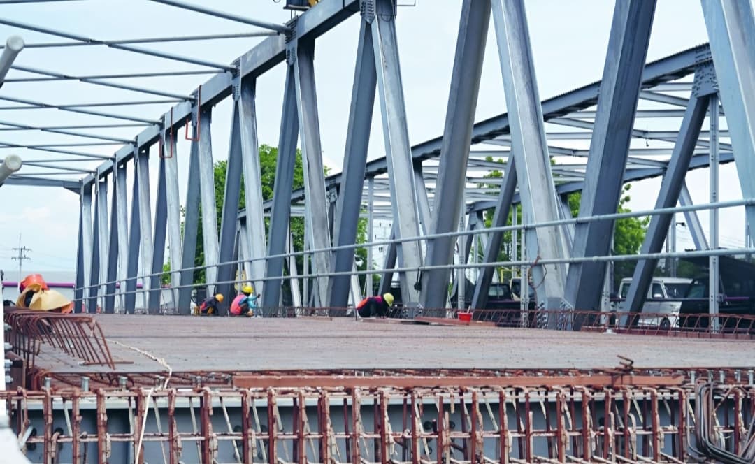 KONSTRUKSI DASAR: Kondisi Jembatan Manyar Baru yang segera memasuki fase pengecoran. Ditargetkan, jembatan itu bisa selesai sebelum akhir 2025.