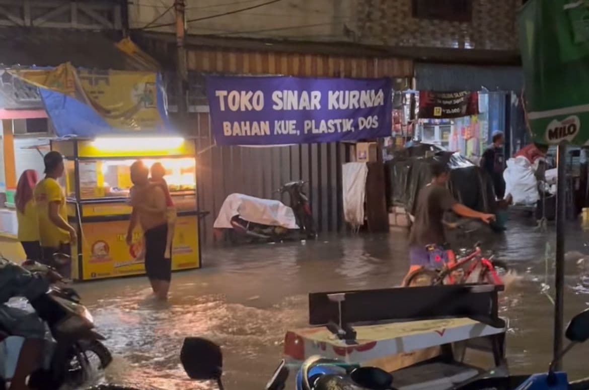 Banjir di Wilayah Kota Gresik Akibat Saluran Tak Muat, Kasur, hingga Ranjang