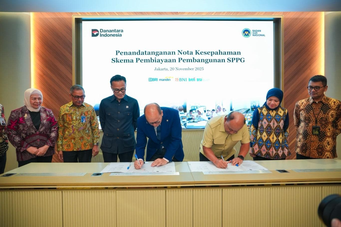 BERI AKSES BANK: CEO Danantara Indonesia Rosan Roeslani dan Kepala BGN Dadan Hindayana menandatangani nota kesepahaman mengenai skema pembiayaan pembangunan SPPG di Jakarta (20/11).