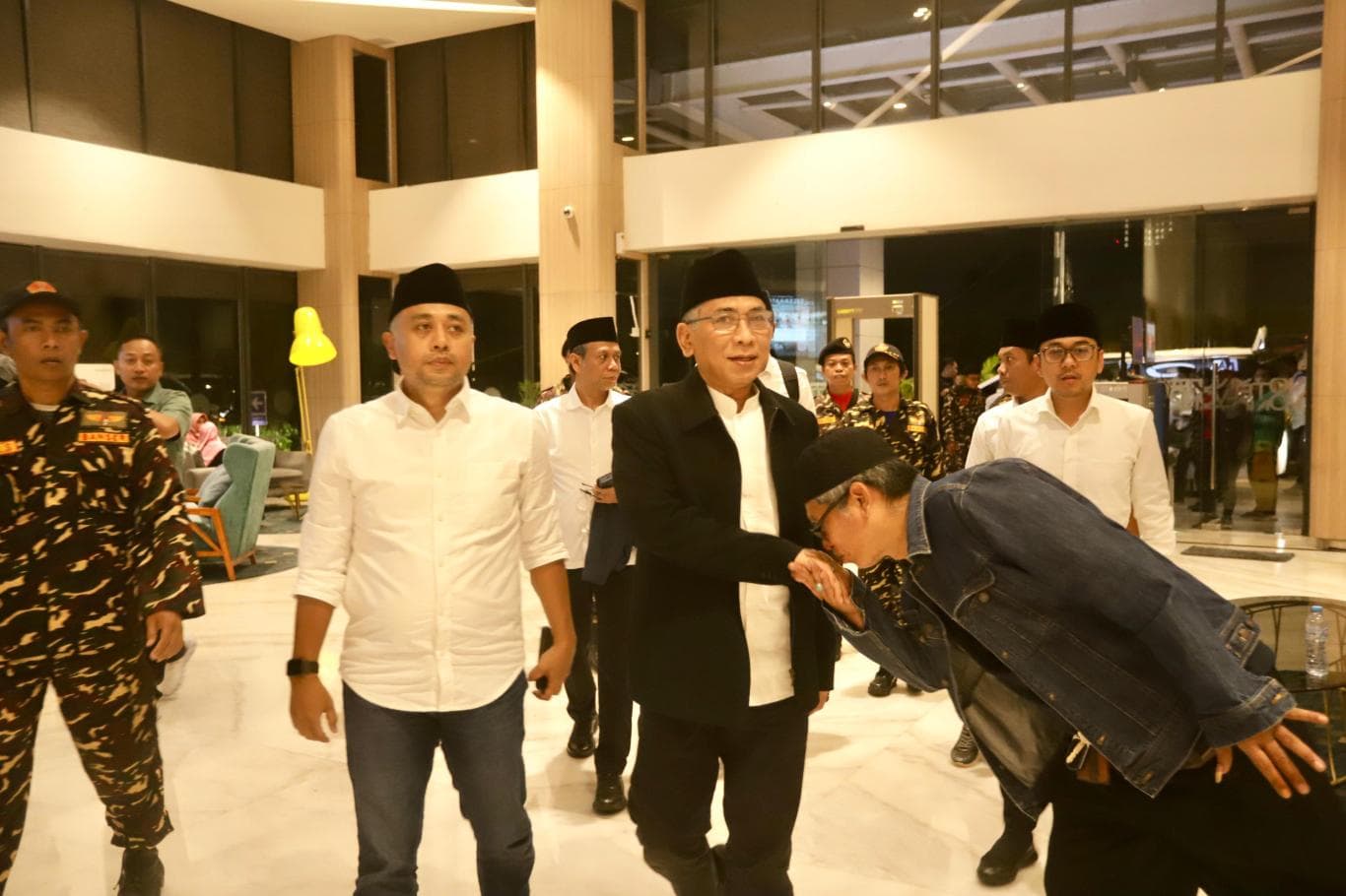 DIKAWAL BANSER: Ketua Umum PBNU Yahya Cholil Staquf tiba di Hotel Novotel Samator, Surabaya, tadi malam (22/11).
