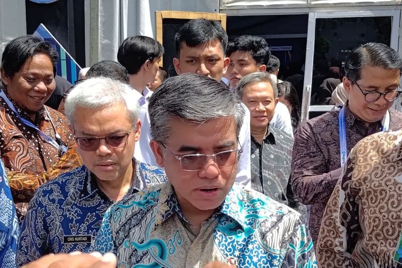 BELUM DIPUTUSKAN: Yassierli (tengah) memberikan keterangan soal UM 2026