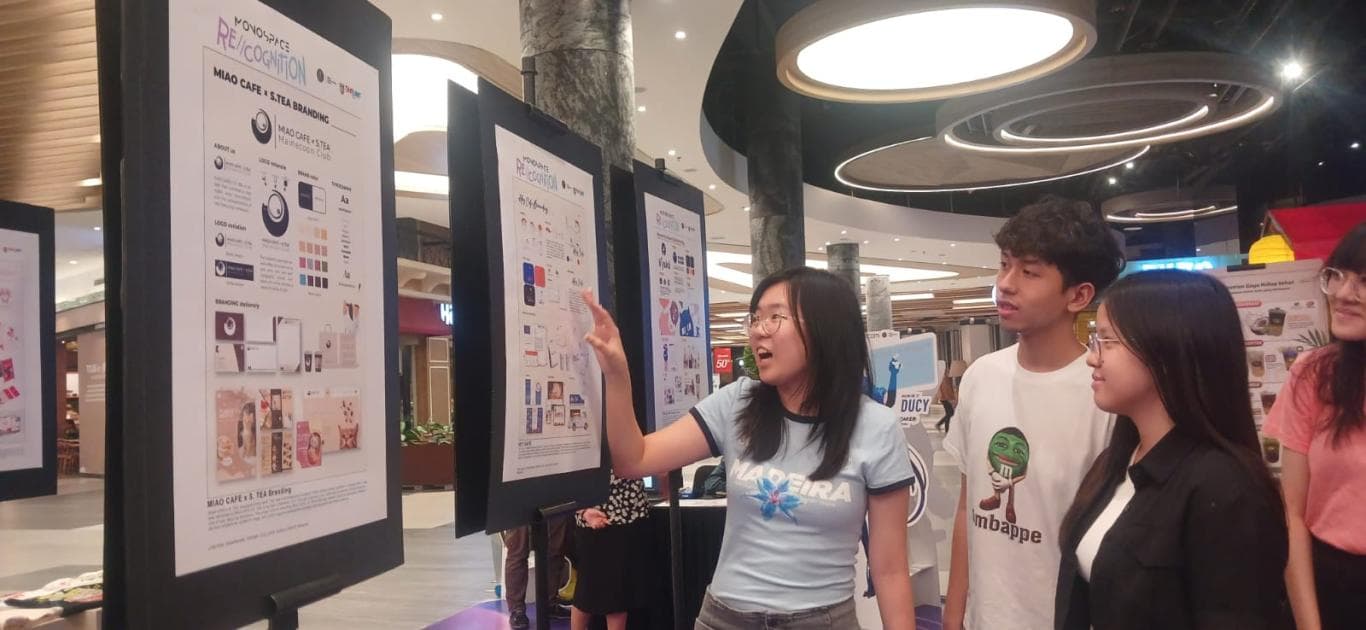 KARYA PILIHAN: Pengunjung menikmati beragam desain buatan mahasiswa VCD UC yang dipamerkan di Mal Ciputra World Minggu (23/11).