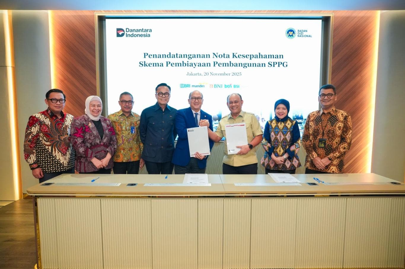 DUKUNG MBG: CEO Danantara Indonesia Rosan Roeslani (empat dari kanan) dan Kepala BGN Dadan Hindayana (tiga dari kanan) setelah penandatanganan nota kesepahaman di Jakarta (20/11).