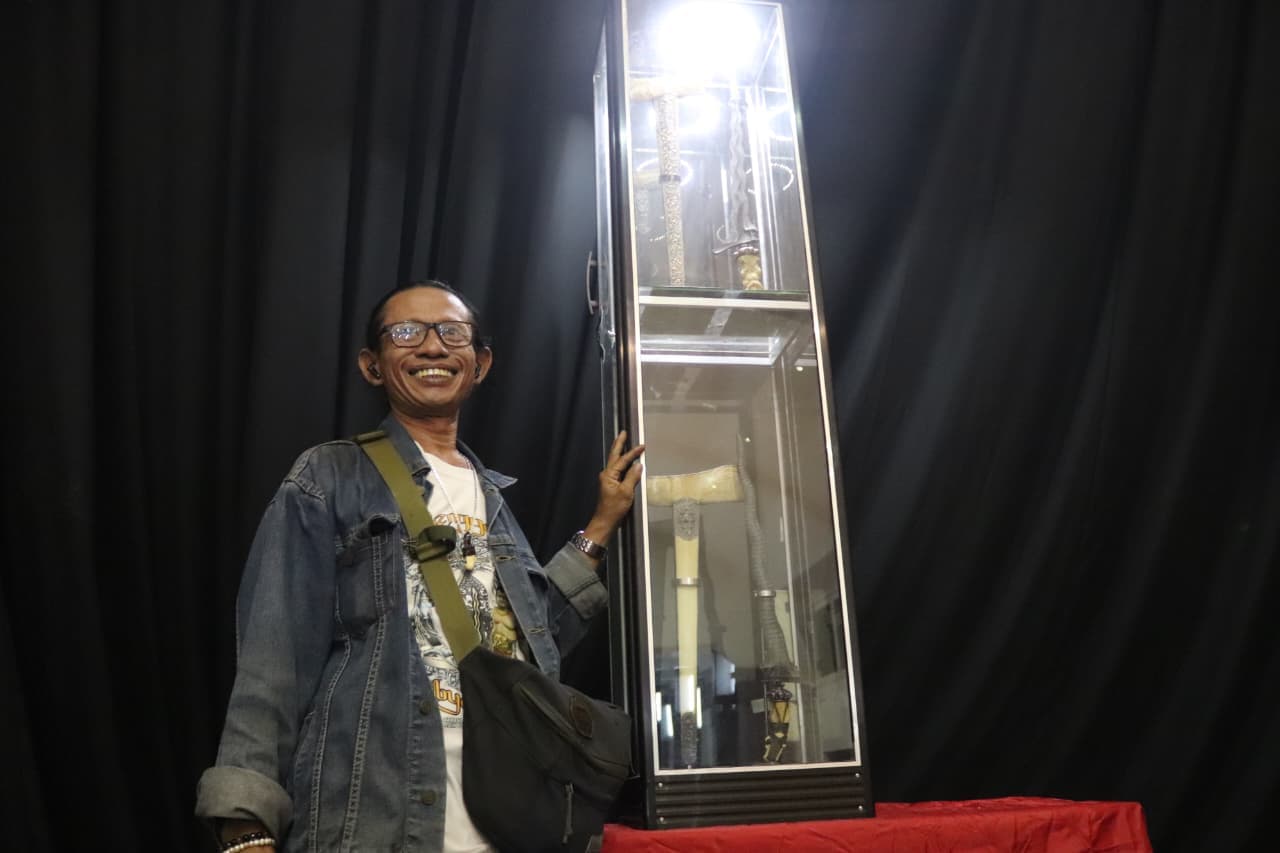 Ketua Koordinator Pagelaran Budaya Tosan Aji Nusantara Sumedi Pho bersama keris Pusaka Sengkelat dan Pusaka Carang Soka milik Presiden RI Prabowo Subianto.