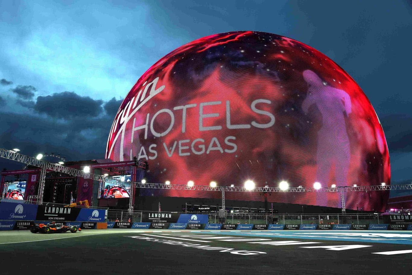 JALUR JUARA: Lando Norris melintasi tetenger Las Vegas The Sphere pada sesi FP2 di GP Las Vegas kemarin (21/11).