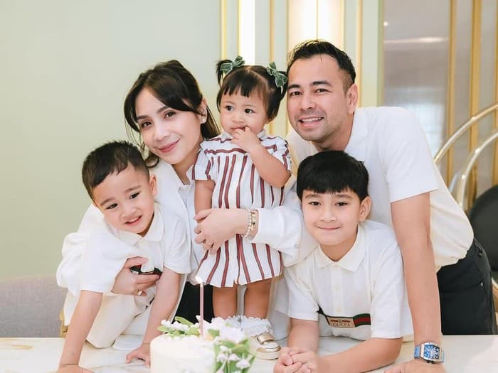 DEKAT DAN AKRAB:  Raffi Ahmad dan Nagita Slavina bersama ketiga anaknya, Rafathar, Rayyanza dan Ranaima (Lily). Pasutri itu memperlakukan Lily, sama seperti anak kandung.