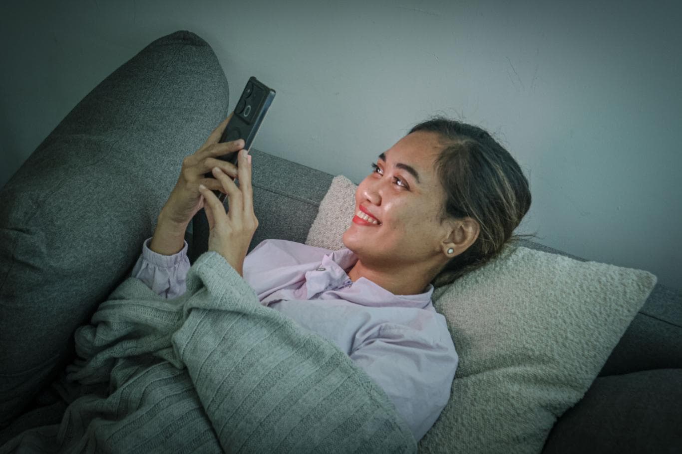 CEPAT LELAH: Vicky Nuari diilustrasikan menggulir gawai sebelum tidur. Kebiasaan tersebut memicu sejumlah keluhan yang memengaruhi kerja otot mata.