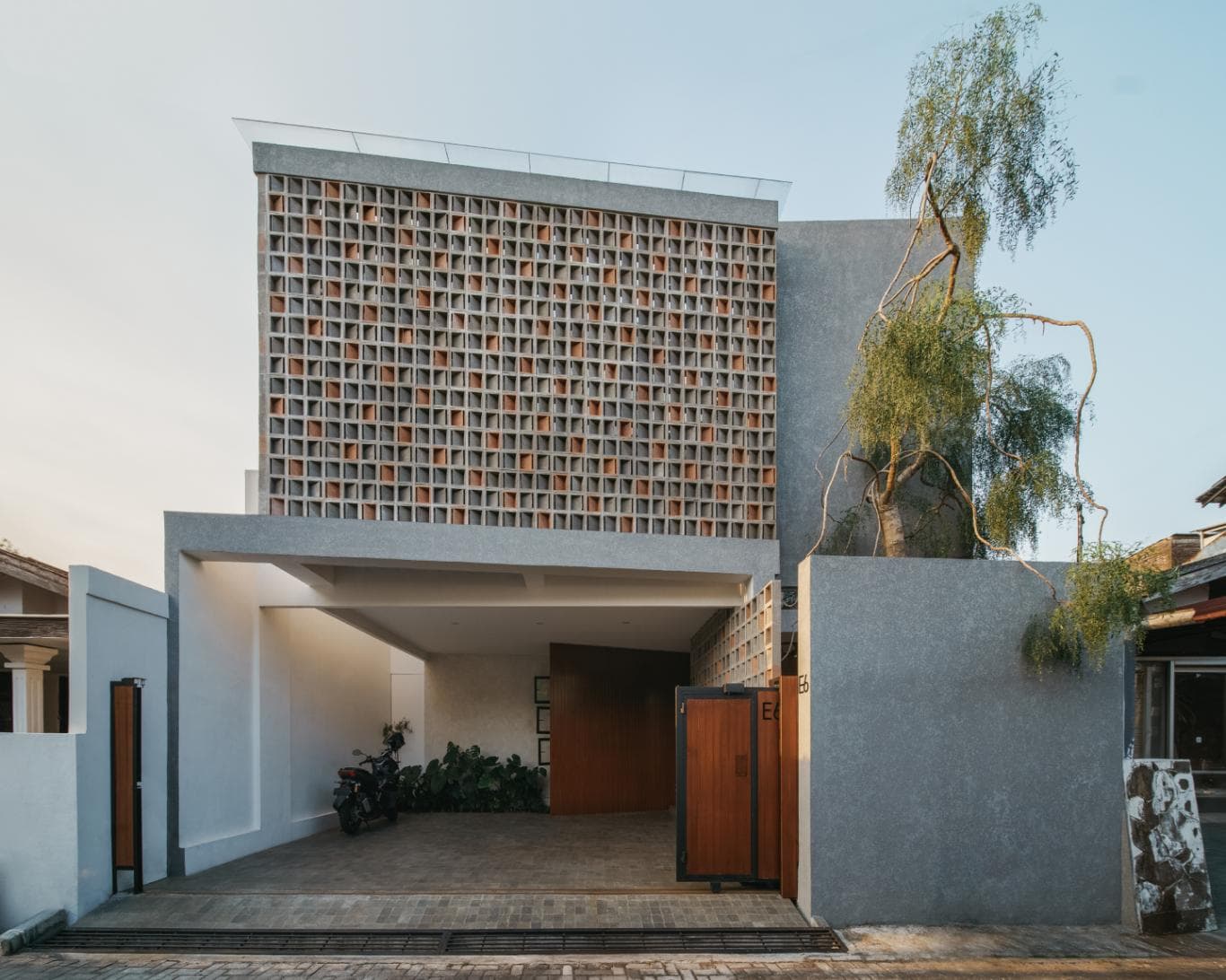 Desain Open-Closed House  dengan Void dan Pocket Garden