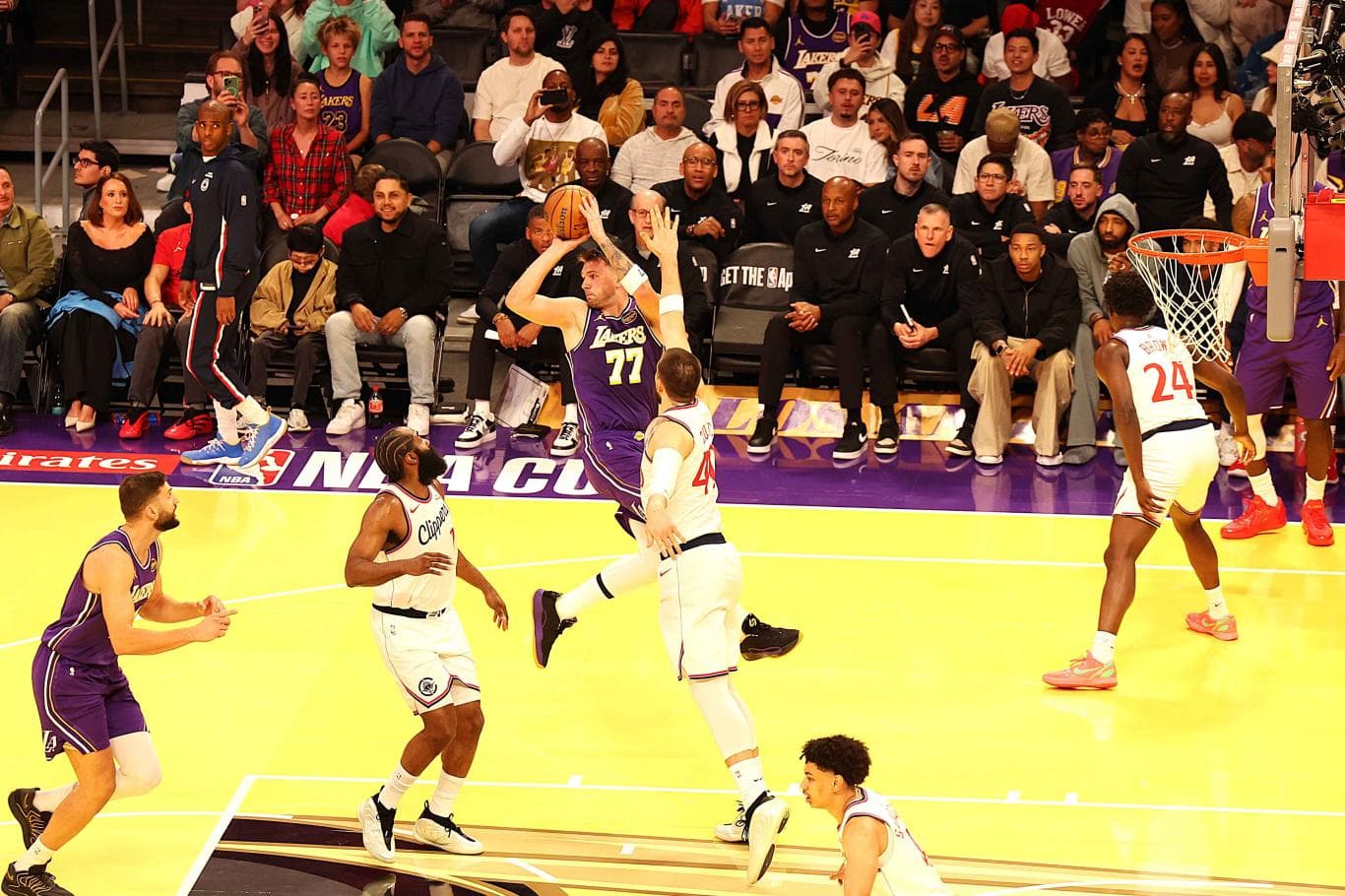 CERDIK: Luka Doncic (tiga dari kiri) mengecoh pemain Clippers dengan mengoper bola kepada rekannyya di belakang.