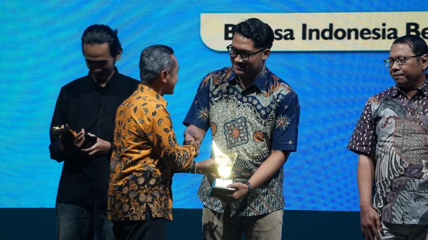 Mengajar agar Tetap Membumi, Menulis supaya Terus Bermimpi