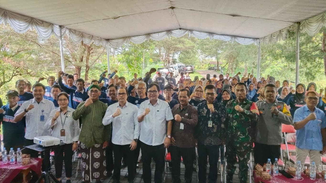 KOMPAK: Sejumlah pejabat Kementerian Kelautan dan Perikanan (KKP) bersama perangkat pemerintahan dan nelayan serta penerima manfaat KNMP di Desa Poncosari, Bantul, DIY.