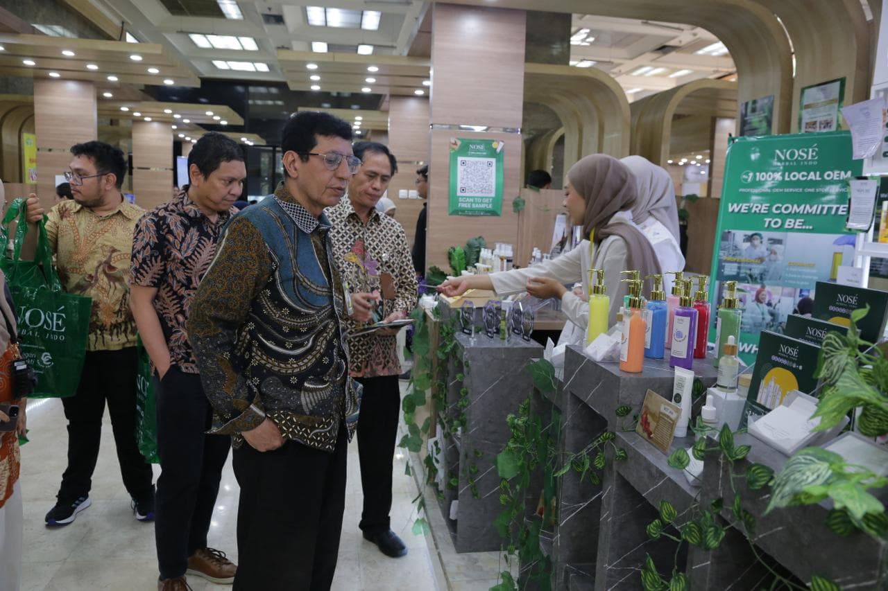Direktur Jenderal Industri Kimia, Farmasi, dan Tekstil (IKFT) Kementerian Perindustrian Taufiek Bawazier mengunjungi Pameran Indonesia Pharmaceutical and Cosmetics for Sustainability di Jakarta.