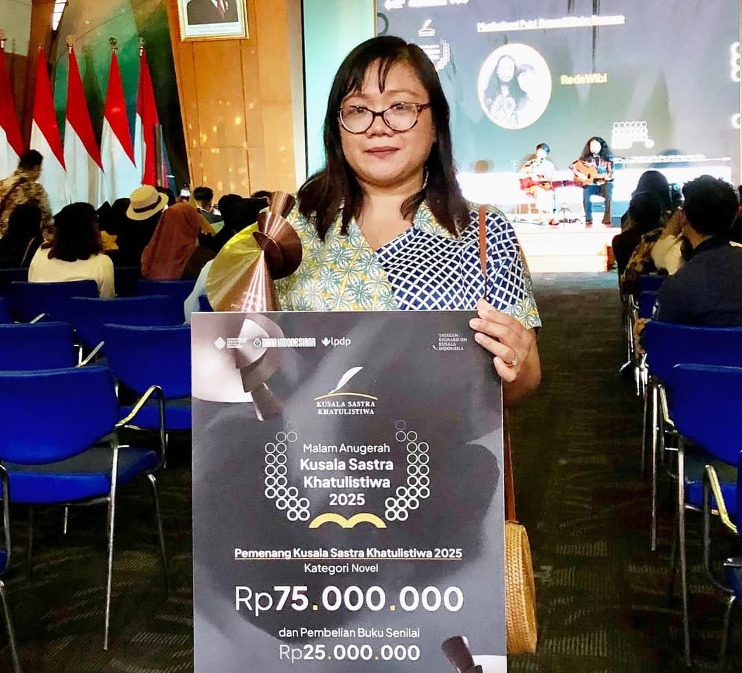 BERGENGSI: Cicilia Oday setelah menghadiri Malam Anugerah Kusala Sastra Khatulistiwa 2025.