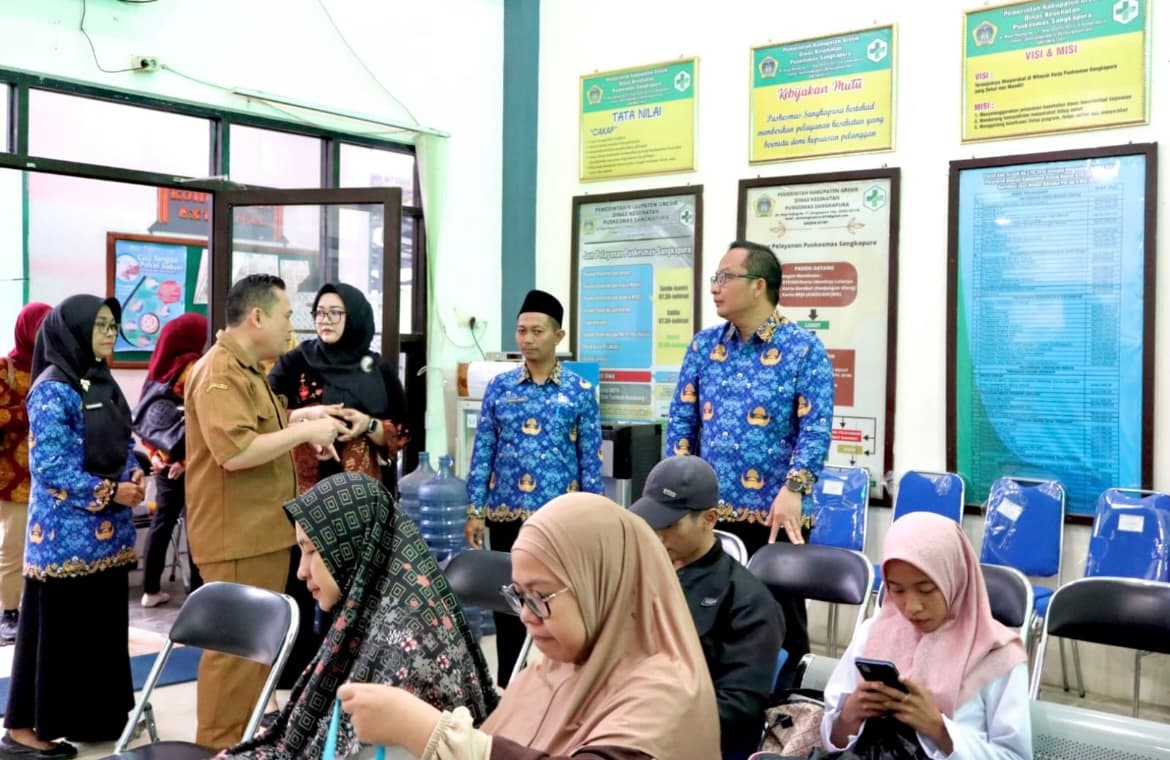 BARU BUKA: Wabup Gresik Asluchul Alif mengecek salah satu RI di Puskesmas Sangkapura kemarin (19/11). Ruang itu dibangun dengan dana APBD.