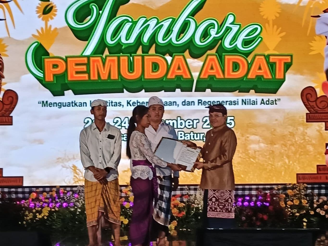 LESTARIKAN BUDAYA: Direktur Jenderal Pelindungan Kebudayaan dan Tradisi Kemenbud Restu Gunawan (kanan) ingin pemuda adat tetap berpijak pada identitas dan karakteristik budayanya.