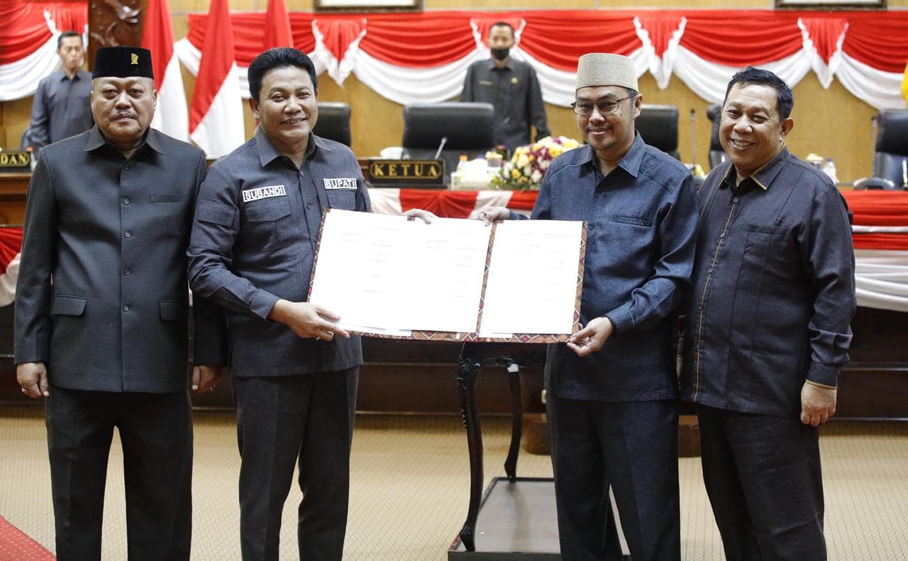 OPTIMALKAN 
PELAYANAN: 
DPRD 
Kabupaten 
Sidoarjo 
dan Pemkab 
Sidoarjo sepakat 
menaikkan 
target 
pendapatan, 
alokasi belanja, 
sampai 
pembiayaan 
daerah.