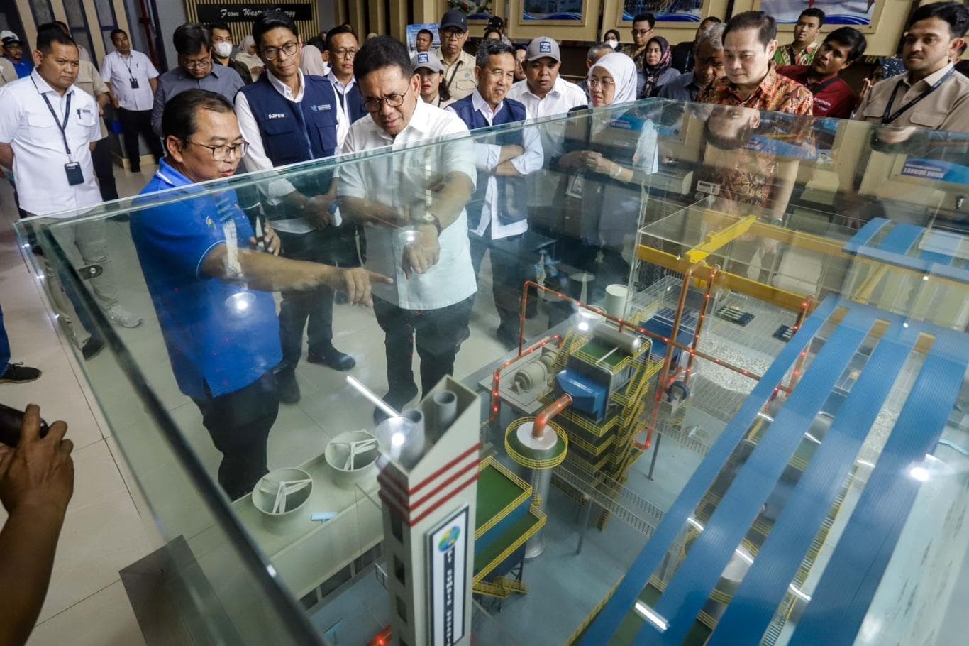 Menteri Perdagangan Budi Santoso (dua dari kiri) mendapatkan penjelasan pengolahan sampah menjadi listrik di fasilitas pembangkit listrik tenaga sampah di TPA Benowo, Surabaya, Kamis (13/11).