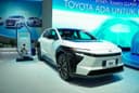 TARIK PERHATIAN: New bZ4X Battery EV produksi lokal ditampilkan di booth Toyota di GJAW 2025.