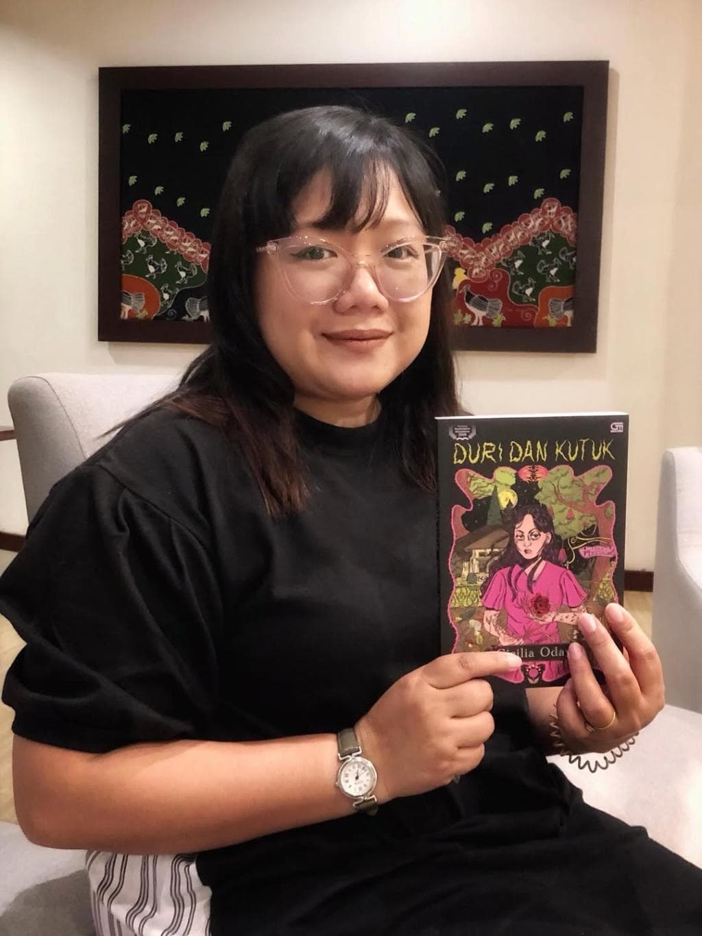 DEKAT DENGAN LITERASI: Profesi guru
menjadi landasan yang memperkaya
proses kreatif Cicilia Oday