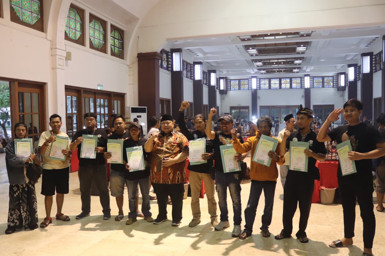 Ketua Yayasan Condro Aji Nusantara Andi Budi Sulistijanto (enam dari kiri) bersama 10 peserta terbaik dalam Pagelaran Budaya Tosan Aji Nusantara.