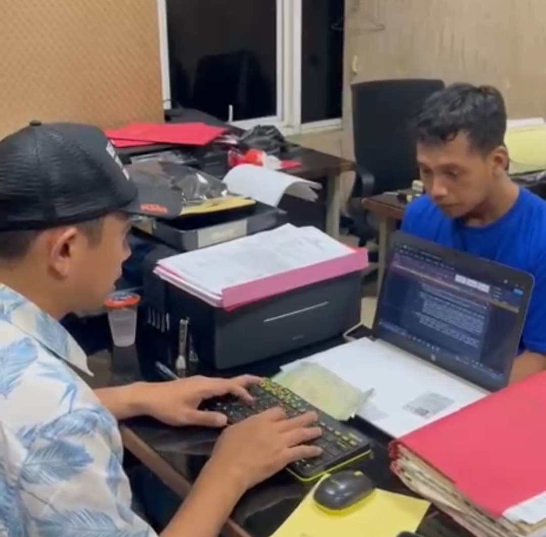 DIPERIKSA: Sugiono tidak bisa berkutik saat diinterogasi tim penyidik Unit Resmob Satreskrim Polres Gresik.