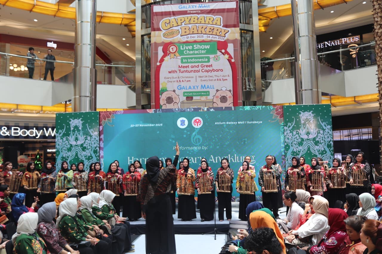 Sebanyak 30 anggota Harmony Notary Angklung memainkan komposisi Dealova yang dipopulerkan Once Mekel dalam ajang Loka Batik Surabaya 2025.