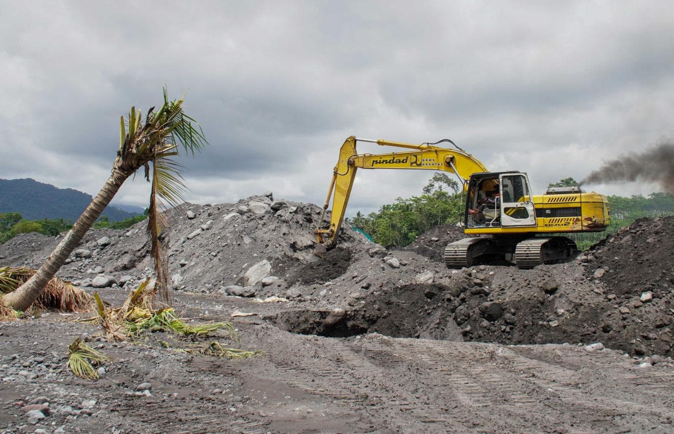 Luncuran Guguran Lahar Gunung Semeru Makin Mendekati Kawasan Pemukiman