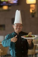 KLASIK MEMIKAT: Executive Chef The Southern Hotel Surabaya Sarto mengkreasikan menu khas Hongaria ini sehingga bisa diterima di lidah orang Indonesia.