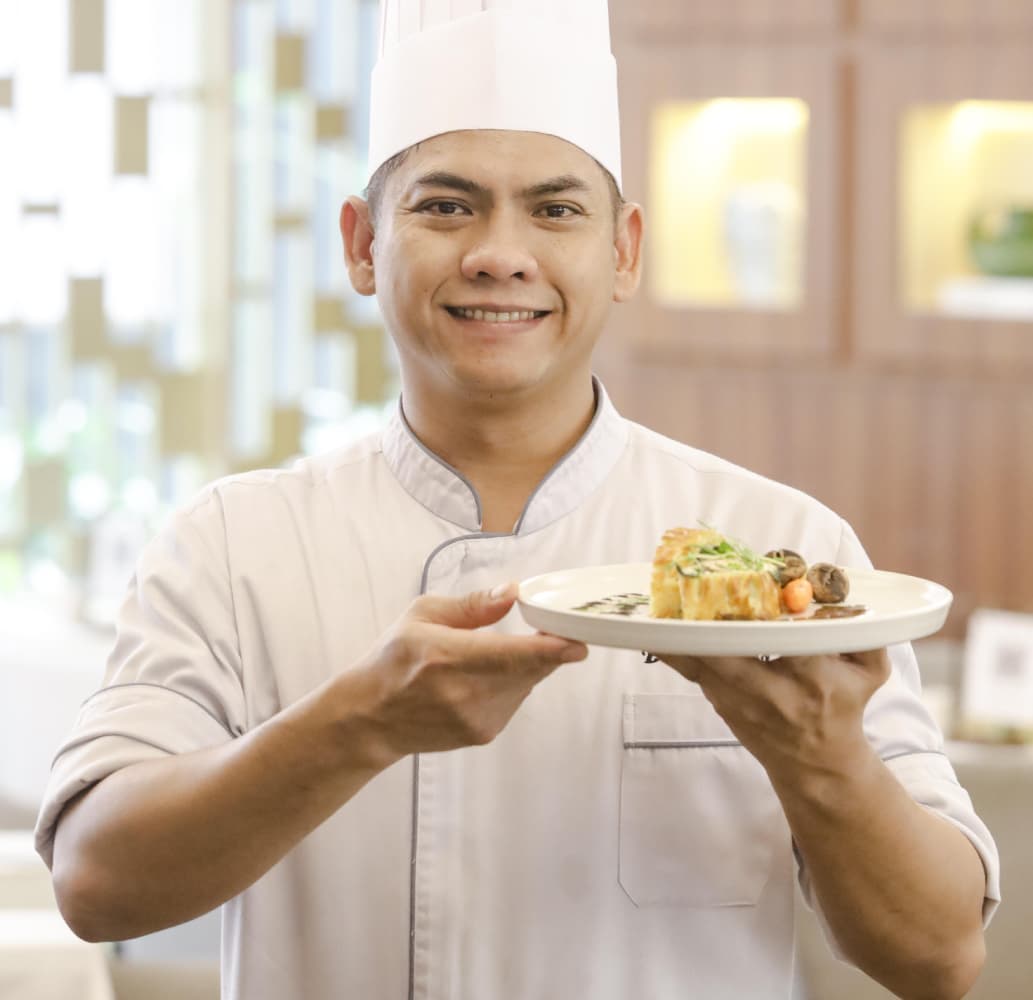 MUSHROOM SAUCE: Kekuatan utama salmon en croute dari saus demiglance yang dibuat dengan proses panjang dan memakan waktu hingga lima hari.