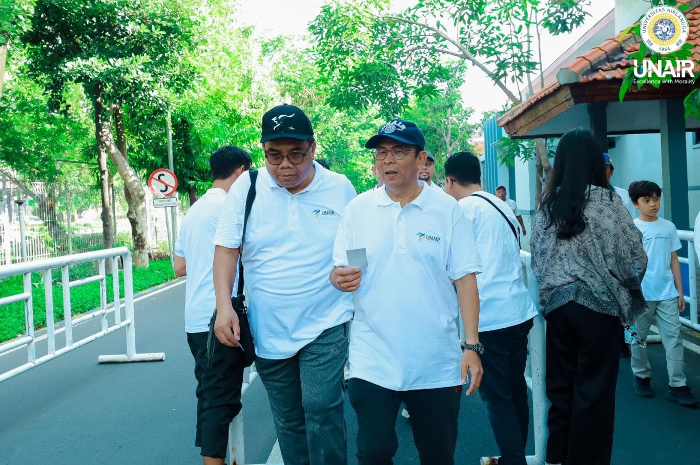 PERKUAT KEAKRABAN: Pada Minggu (2/11), seluruh jajaran rektorat, dosen, dan staf Universitas Airlangga mengikuti jalan sehat.