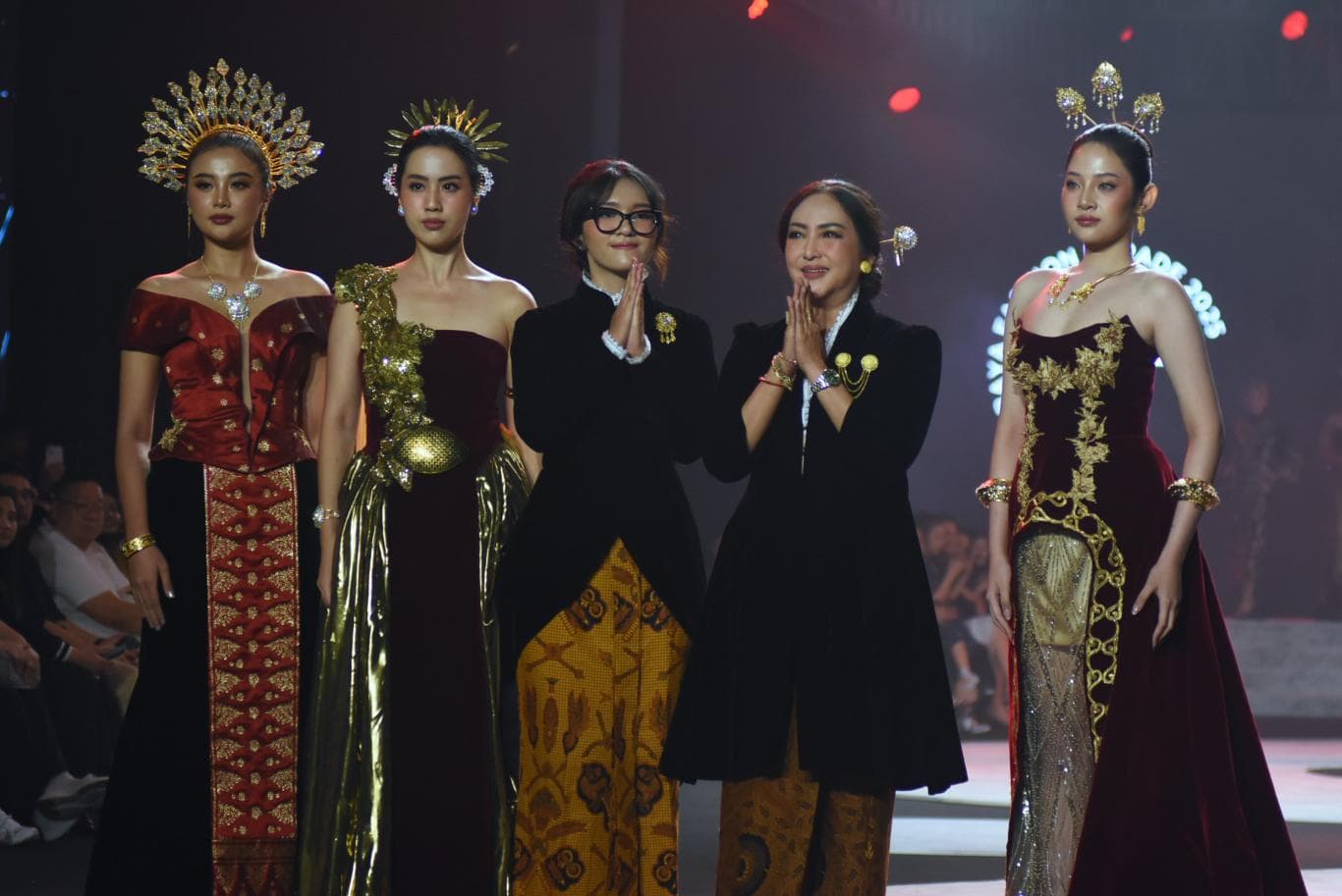 Co-designer Bianca Drupadi (tiga dari kiri) dan Creative Director Lisa Drupadi (dua dari kanan) bersama karya-karya bertema Goddes of Chaos di Surabaya Fashion Parade 2025 hari pertama, Jumat (14/11).