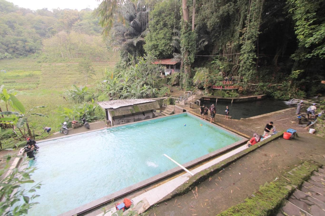 JERNIH: Kolam renang di Sumber Growong, Desa Sumbersawit, Sidorejo, Magetan, yang airnya berasal dari mata air di desa itu.