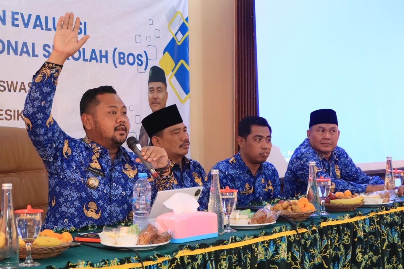 ATURAN BARU: Bupati Fandi Akhmad Yani menyampaikan kebijakan baru distribusi dana Bosda kepada seluruh guru SMP dalam rapat evaluasi di kantor pemkab pada Senin (17/11) petang.