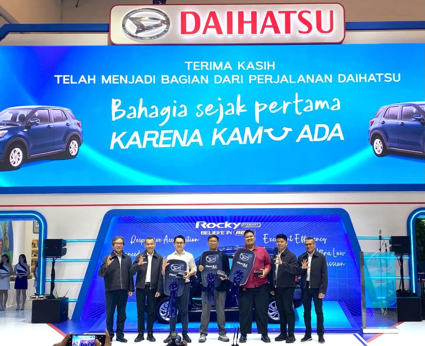 SIMBOLIS: Daihatsu menyerahkan 3 unit pertama Rocky Hybrid secara simbolis kepada konsumen.