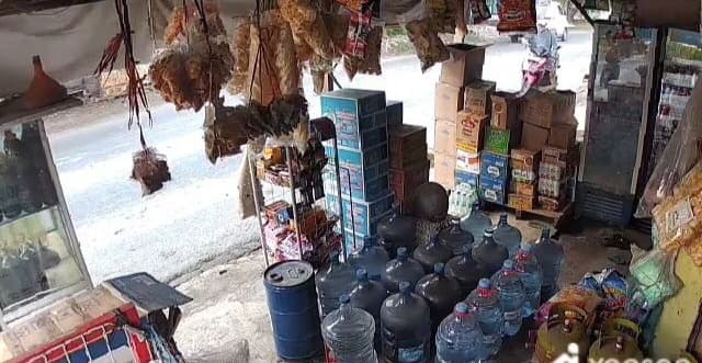 TERTANGKAP KAMERA: Rekaman CCTV saat pelaku menggasak motor korban yang parkir sembarangan di kawasan Desa Kembangan, Kebomas, pekan lalu.