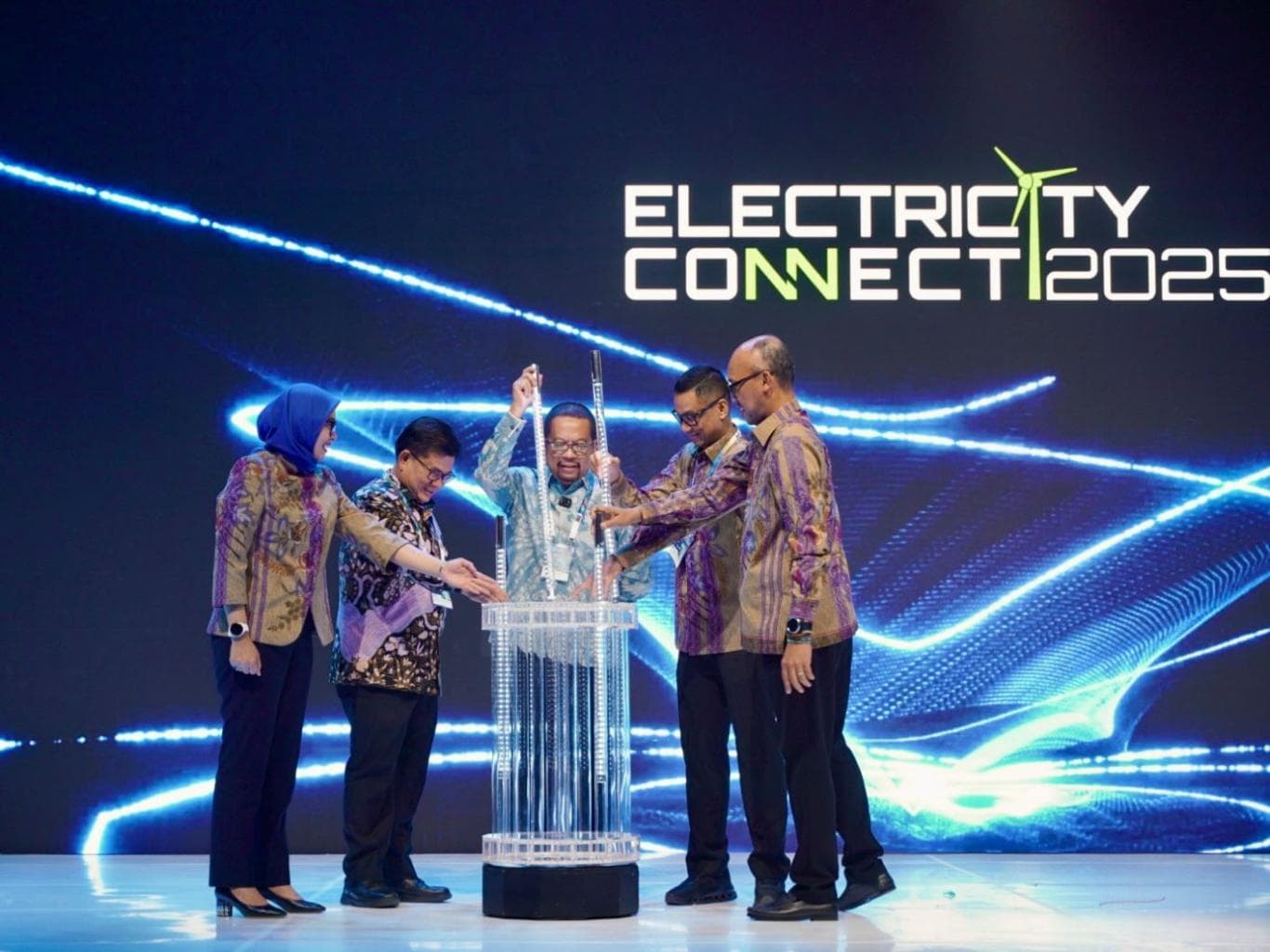 SIMBOLIS: Electricity Connect 2025, Rabu (19/11) dibuka oleh Kepala Staf Kepresidenan, M. Qodari (tengah).