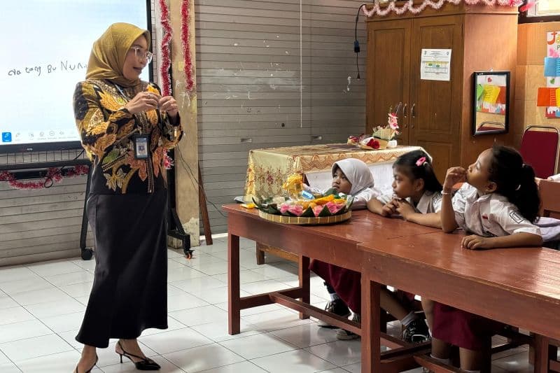 KREATIF: Nunuk Suryani menyiapkan jajan pasar saat mengajar kelas 2 SDN 1 Banyuagung, Kota Surakarta, Jawa Tengah.
