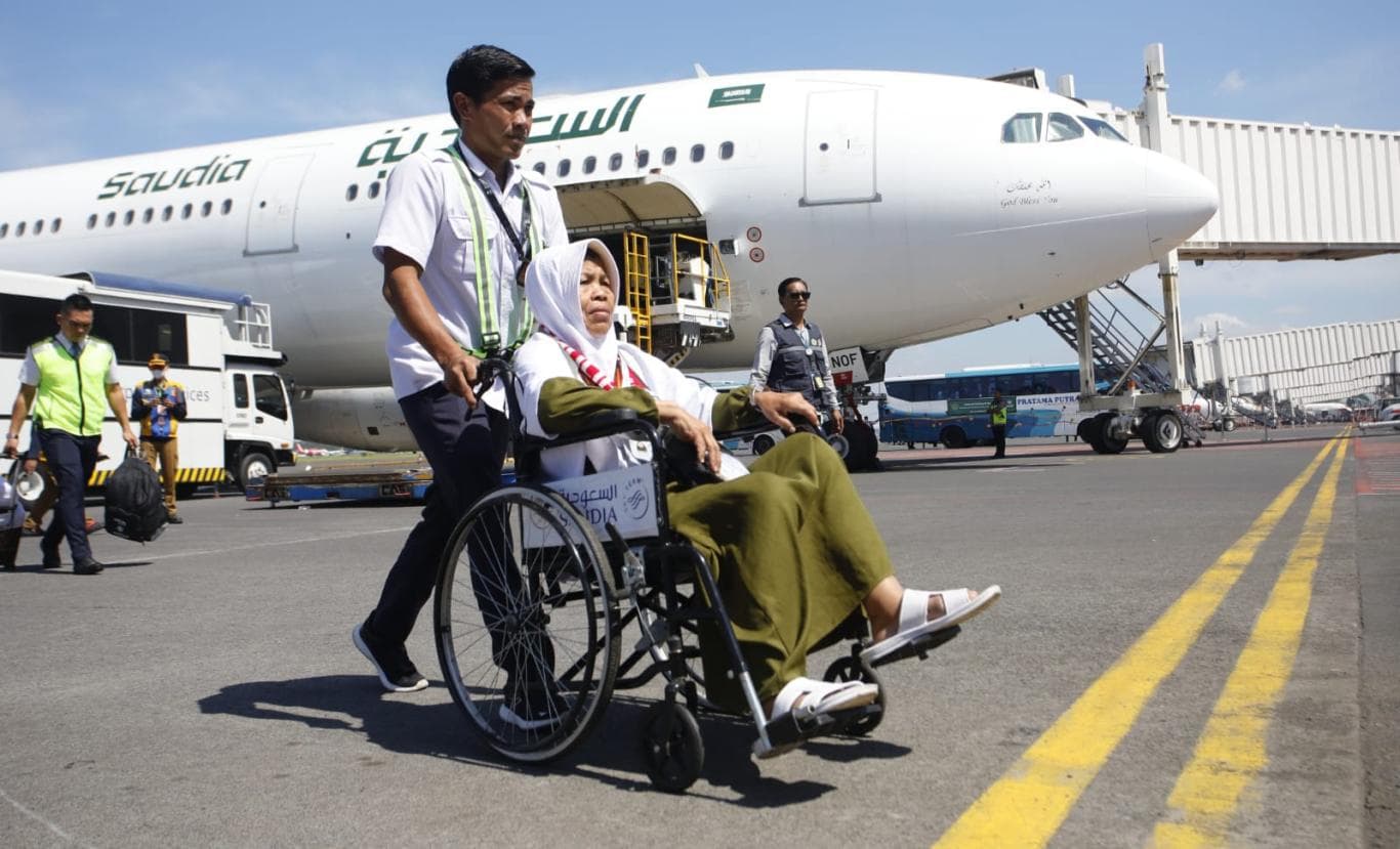 TIBA DI TANAH AIR: Petugas membantu jemaah haji kloter pertama yang tiba di Bandara Internasional Juanda, Juni lalu. Pemeriksaan kesehatan CJH diperketat untuk menekan angka jemaah yang sakit.