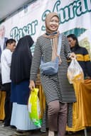 LAKU KERAS: Operasi pasar murah di kantor Kelurahan Medokan Semampir diserbu warga, Rabu (5/11). Telur, minyak, dan beras jadi sembako favorit yang diburu.